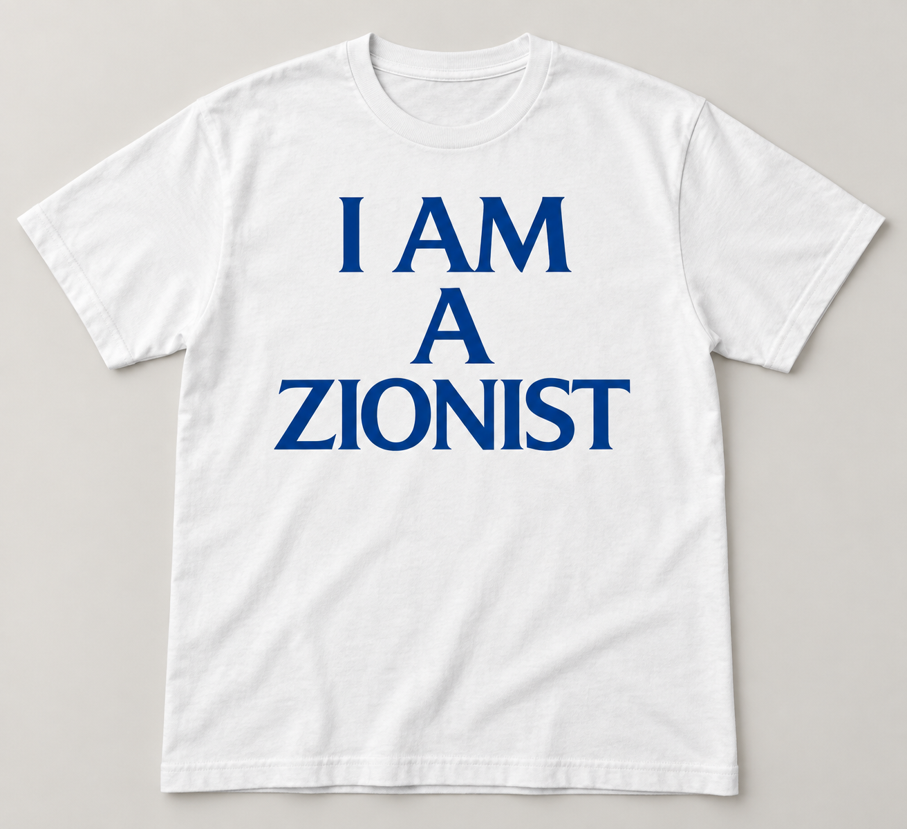 חולצה לבנה עם הכיתוב I AM A ZIONIST בכחול